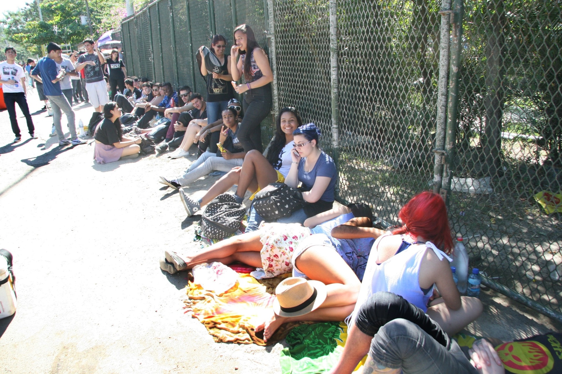 14.set.2013 - Fãs descansam enquanto aguardam as aberturas dos portões no segundo dia do Rock in Rio às 14h - Zulmair Rocha/UOL