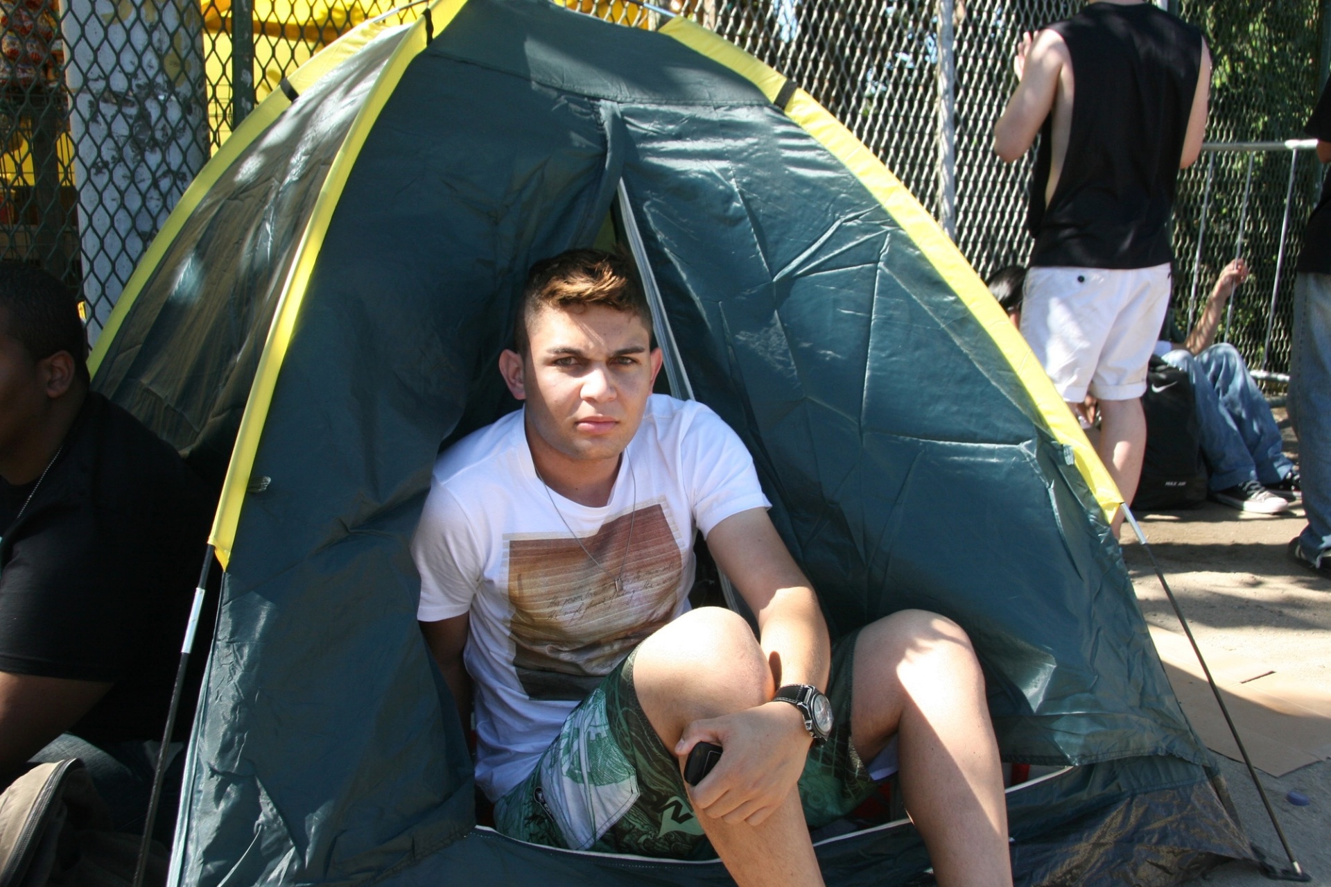 14.set.2013 - Gabriel dos Santos é fã do Capital Inicial e o primeiro na fila do segundo dia de apresentações do Rock in Rio - Zulmair Rocha/UOL