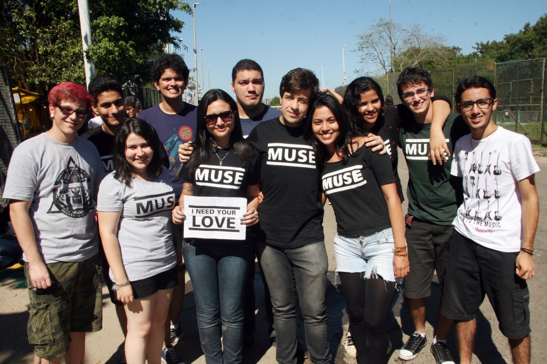 14.set.2013 - Grupo de amigos fãs do Muse, chamados de Patota Muser, aguardam juntos na fila as aberturas dos portões do segundo dia do Rock in Rio. - Zulmair Rocha/UOL
