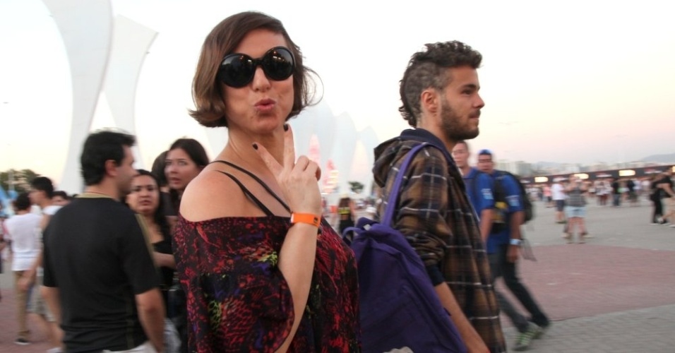 14.set.2013 - Maria Paula chega ao Rock in Rio junto com o novo namorado. Victor tem 23 anos, 19 a menos que a atriz