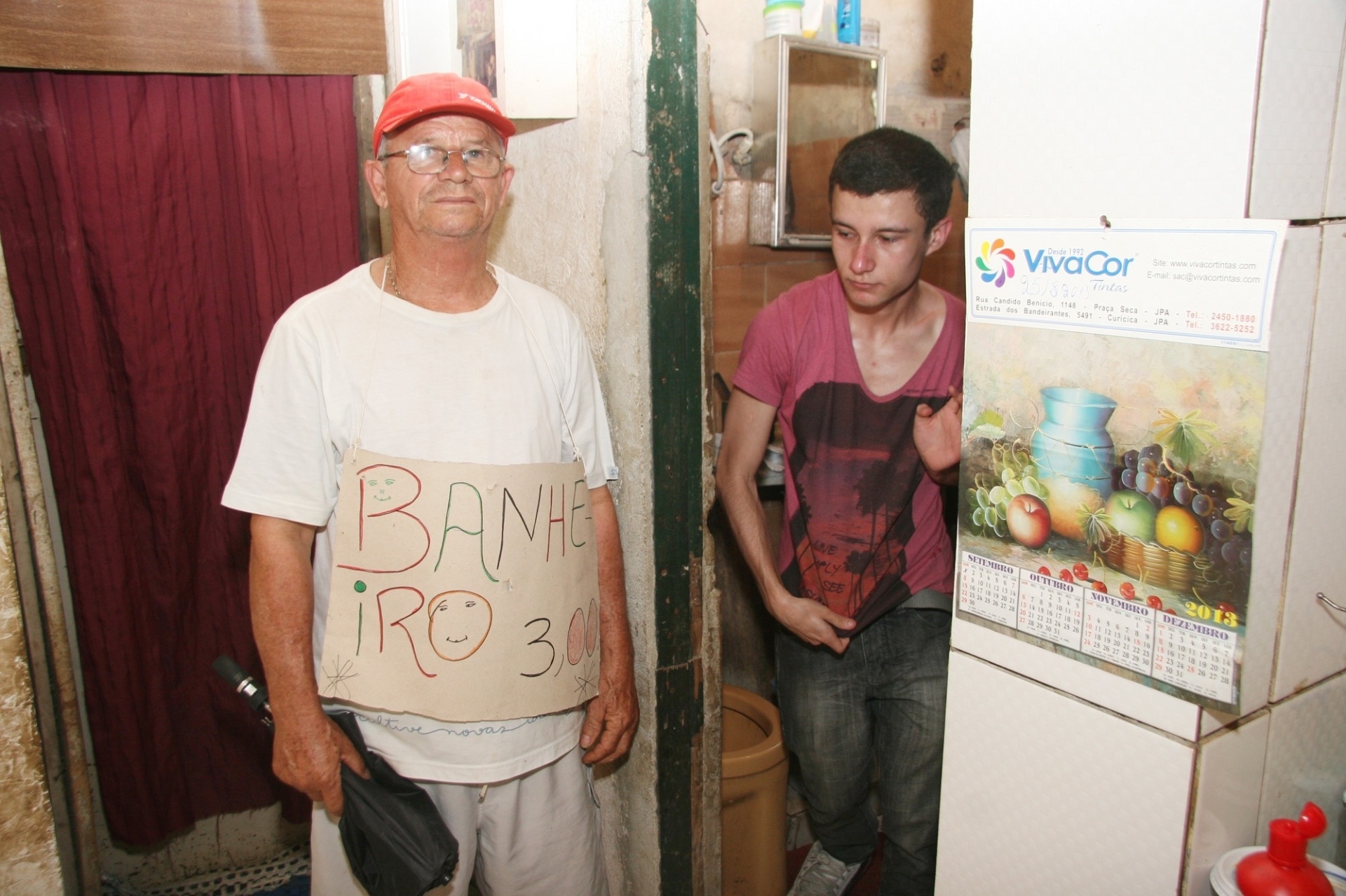 14.set.2013 - O jardineiro Jorge Carlos de Azevedo, mais conhecido como Ferrugem, cobra R$ 3 pelo uso do banheiro em sua casa, próxima à fila do portão principal do Rock in Rio. - Zulmair Rocha/UOL