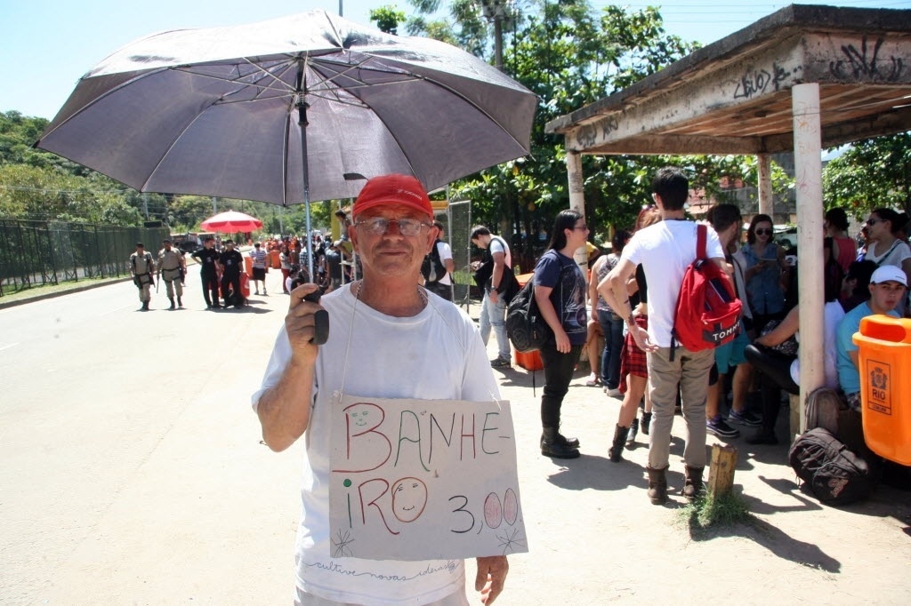 14.set.2013 - O jardineiro Jorge Carlos de Azevedo, mais conhecido como Ferrugem, cobra R$ 3 pelo uso do banheiro em sua casa, próxima à fila do portão principal do Rock in Rio - Zulmair Rocha/UOL