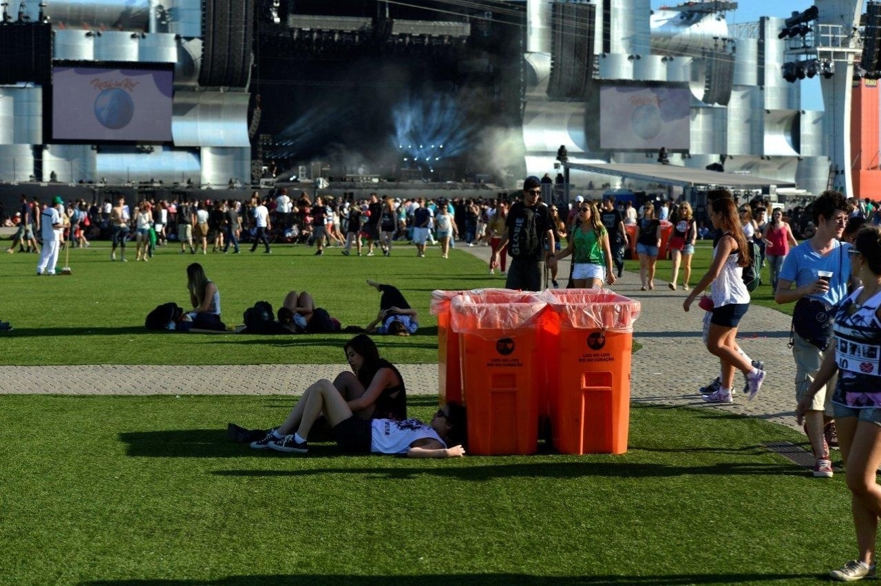14.set.2013 - Público descansa em pequenas sombras no gramado da Cidade do Rock - Andre Muzell / AgNews
