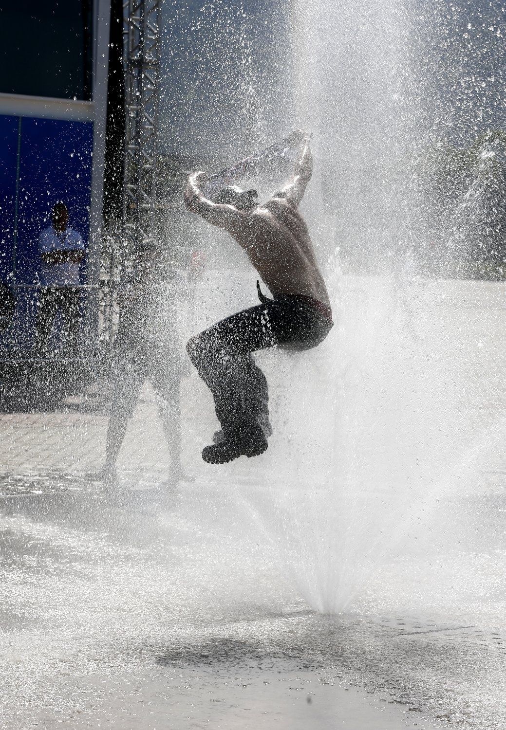 14.set.2013- Debaixo de forte sol, jovens se refrescam em chafariz  da Cidade do Rock - Felipe Panfili/AgNews