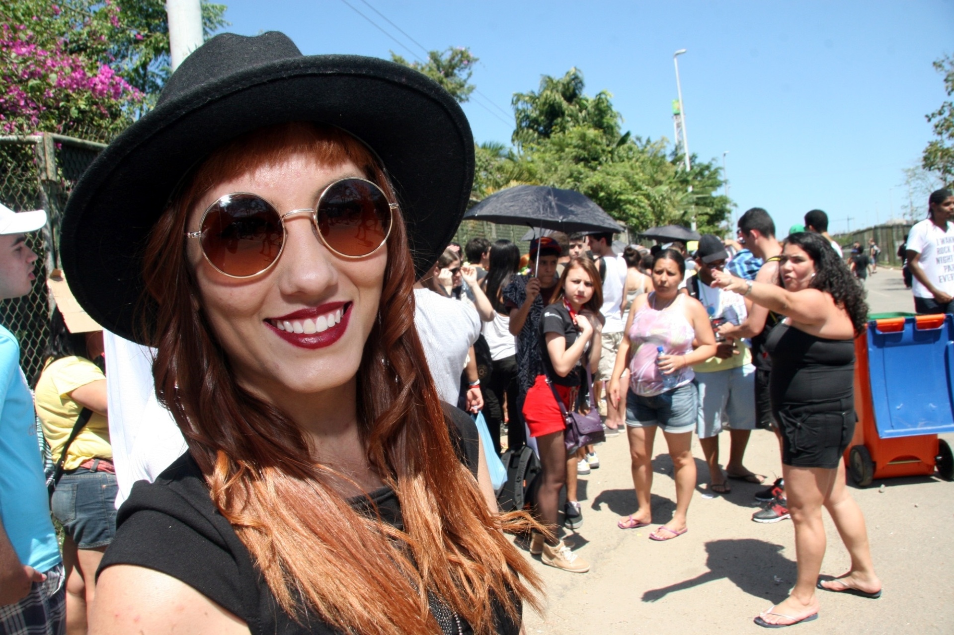 14.set.2013- Luara Oliveira, 23, fã das das bandas Florence The machine e 30 Seconds to Mars aguarda a abertura dos portões no segundo dia de Rock in Rio - Zulmair Rocha/UOL