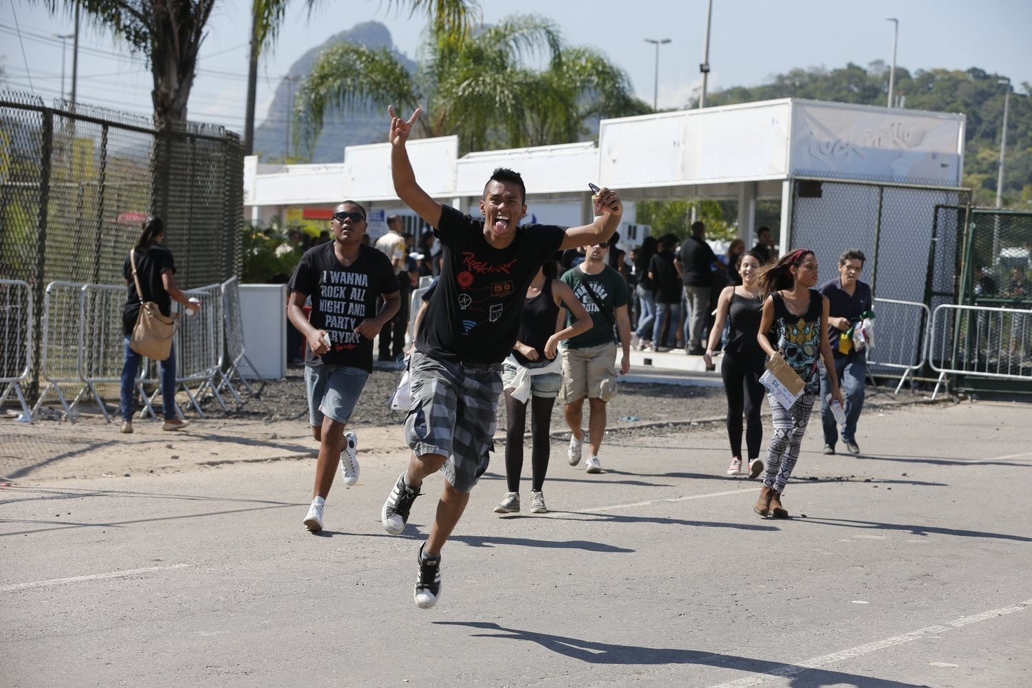 14.set.2013- Público corre após abertura dos portões da Cidade do Rock - Felipe Panfili/AgNews