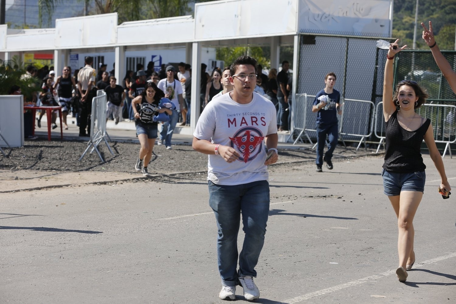 14.set.2013- Público corre após abertura dos portões da Cidade do Rock - Felipe Panfili/AgNews