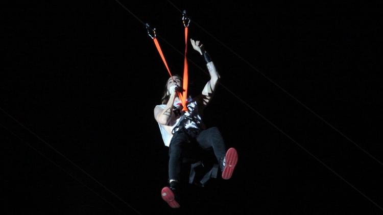 Jared Leto, do Thirty Seconds to Mars, anda de tirolesa durante o show  - Claudio Andrade/Foto Rio News - Claudio Andrade/Foto Rio News