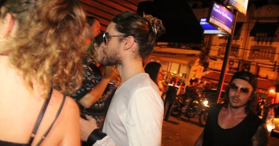 14.set.2013 - O ator e vocalista do Thirty Seconds to Mars, Jared Leto, chega a restaurante do Rio de Janeiro após show no Rock in Rio
