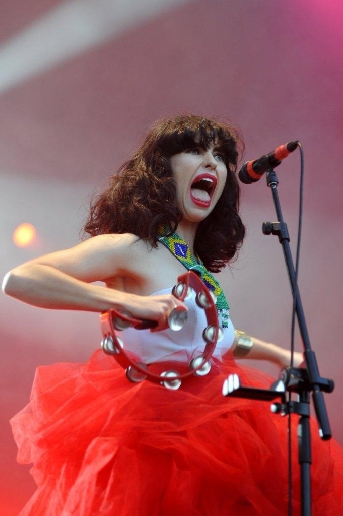 15.set.2013 - A cantora Kimbra se apresenta com Olodum no Palco Sunset - Bia Alves / AgNews
