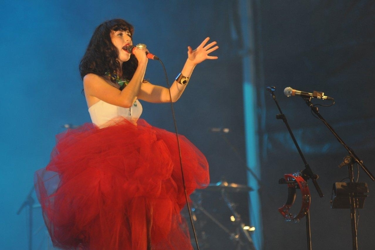 15.set.2013 - A cantora Kimbra se apresenta com Olodum no Palco Sunset - Bia Alves / AgNews