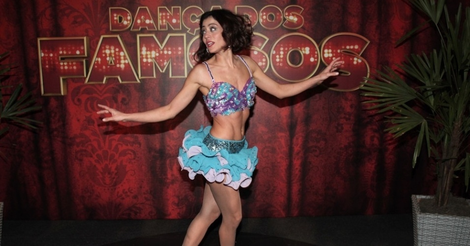 15.set.2013 - Carol Castro posa com seu figurino de samba