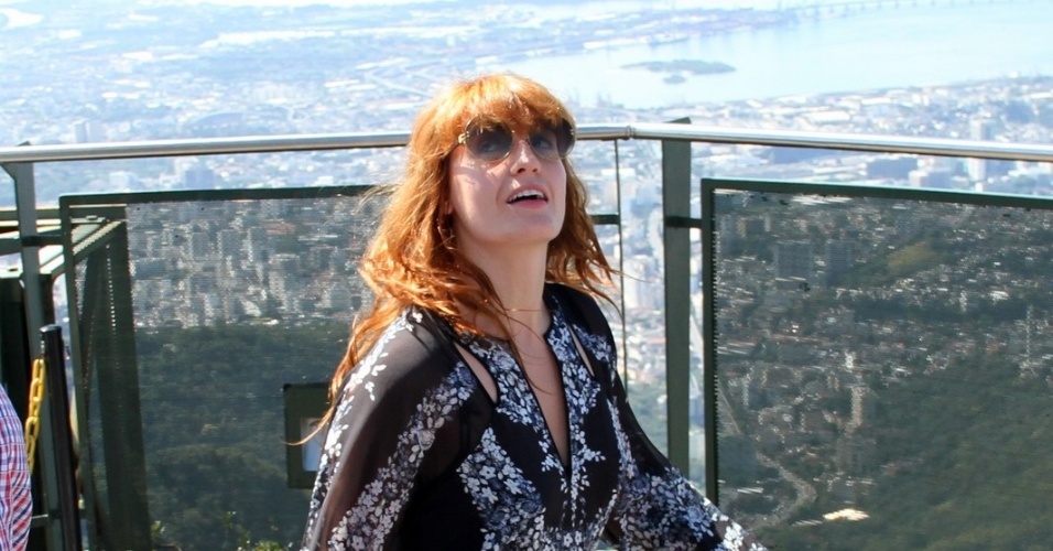 15.set.2013 - De vestido longo, Florence Welch, do Florence and the Machine, visita o Cristo Redentor