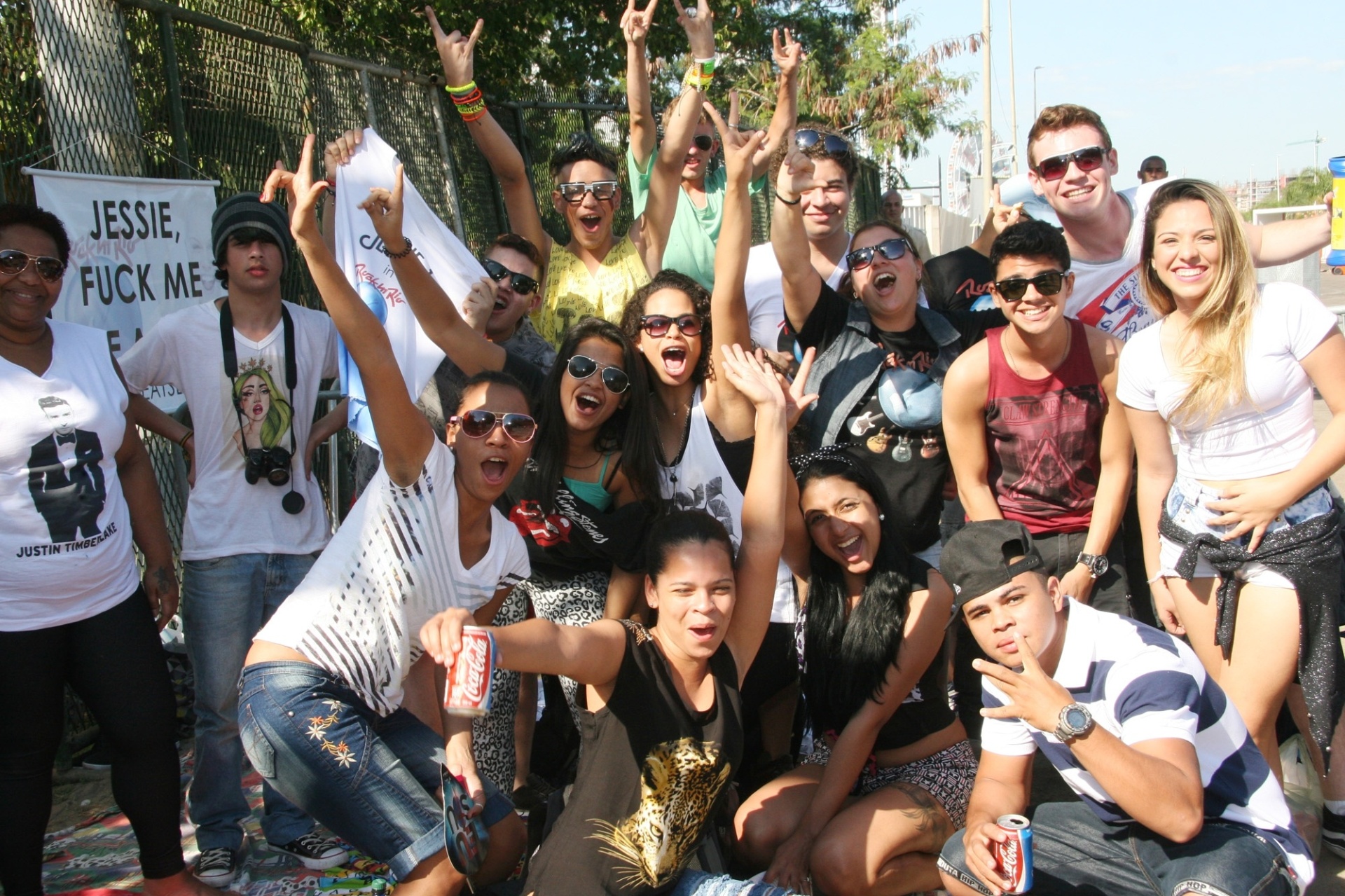 15.set.2013 - Fãs da cantora Jessie J posam animados antes da abertura dos portões no terceiro dia do Rock in Rio - Zulmair Rocha/UOL