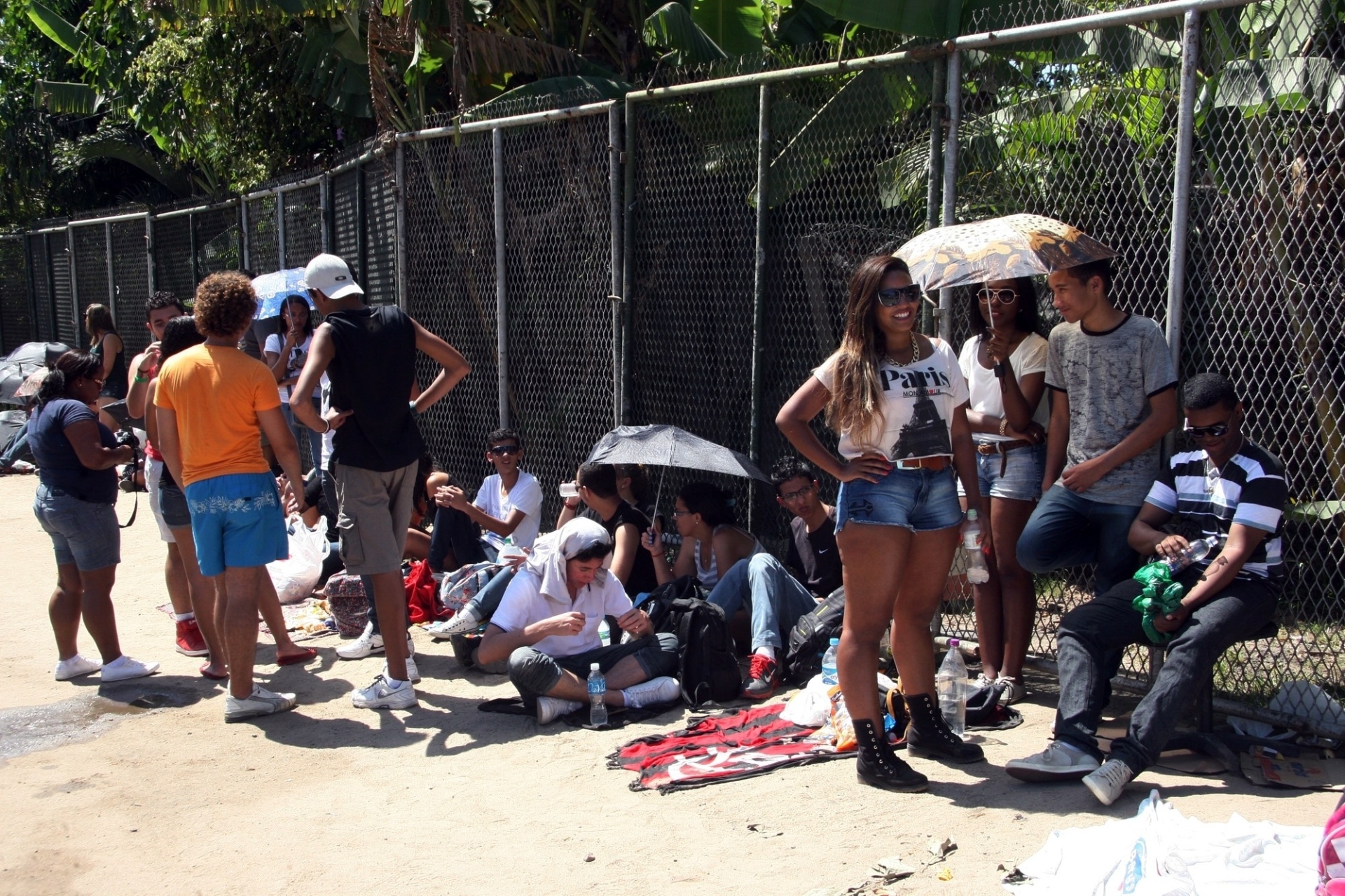 15.set.2013 - Fãs se protegem do forte sol na fila para o terceiro dia do festival - Zulmair Rocha/UOL
