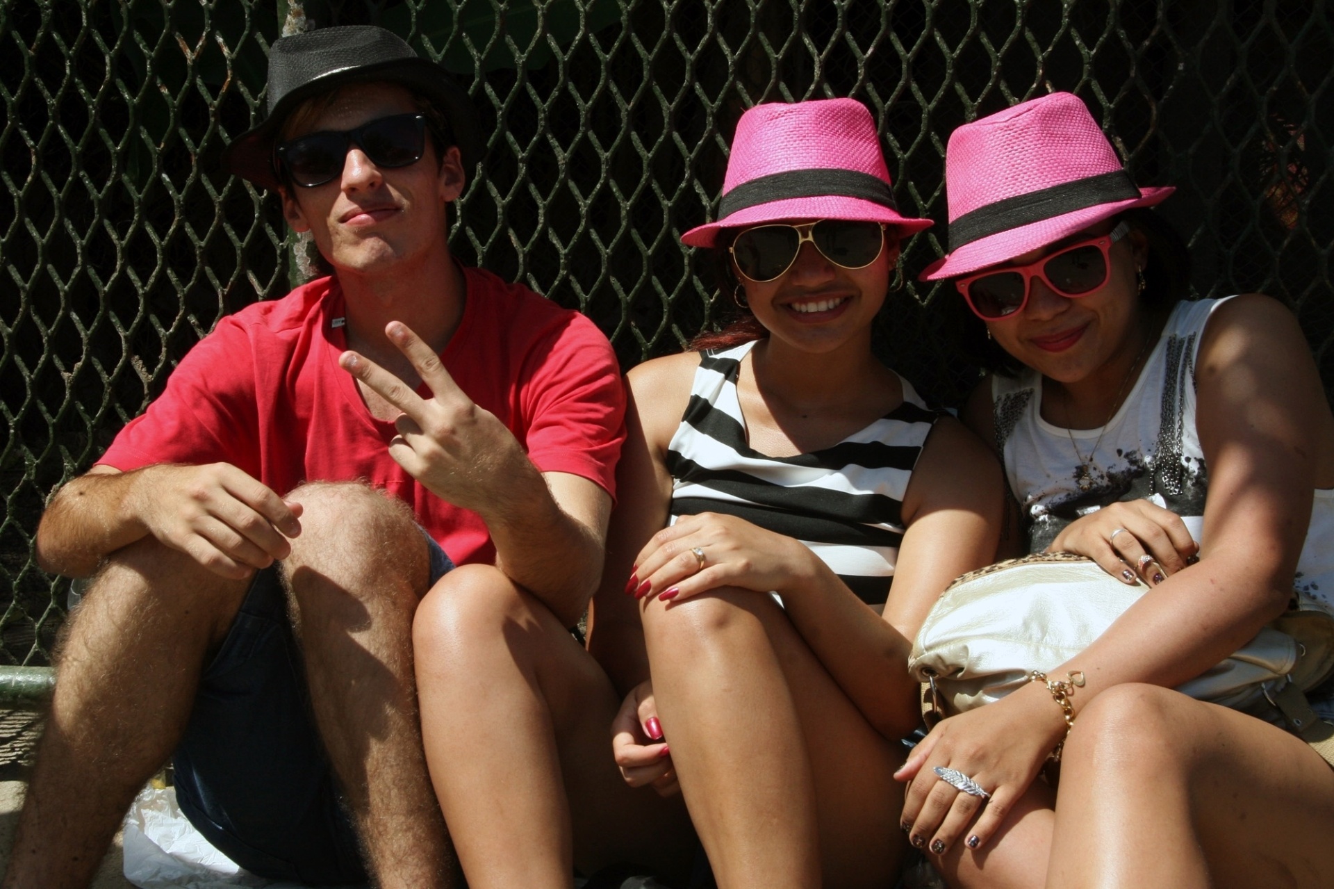 15.set.2013 - Fãs se protegem do sol na fila para o terceiro dia do festival - Zulmair Rocha/UOL