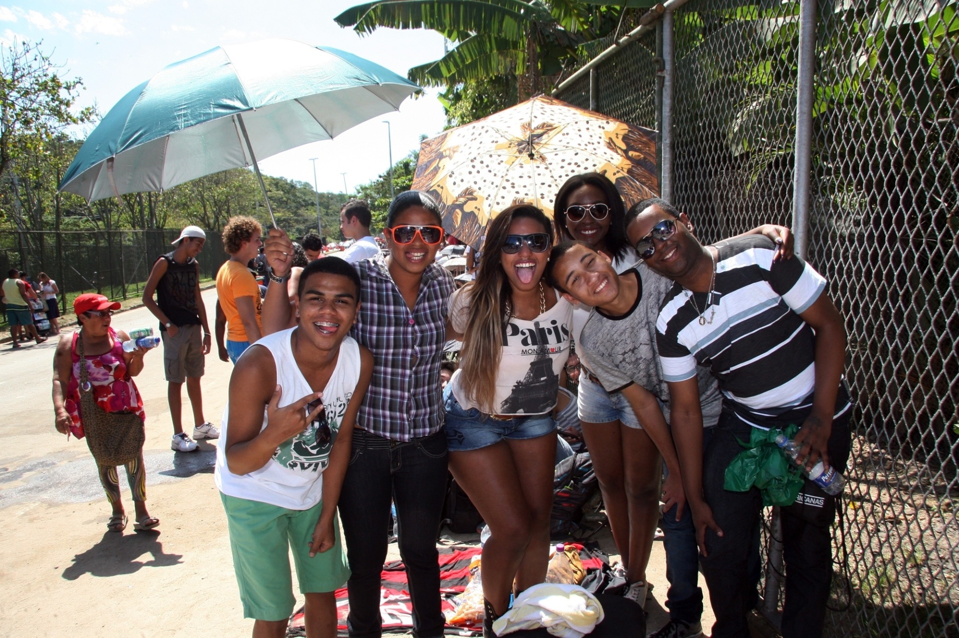 15.set.2013 - Fãs se protegem do sol na fila para o terceiro dia do festival - Zulmair Rocha/UOL