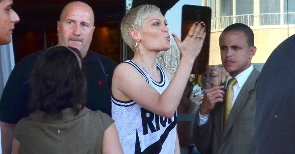 15.set.2013 - Jessie J manda beijos para os fãs na saída do hotel Fasano, em Ipanema