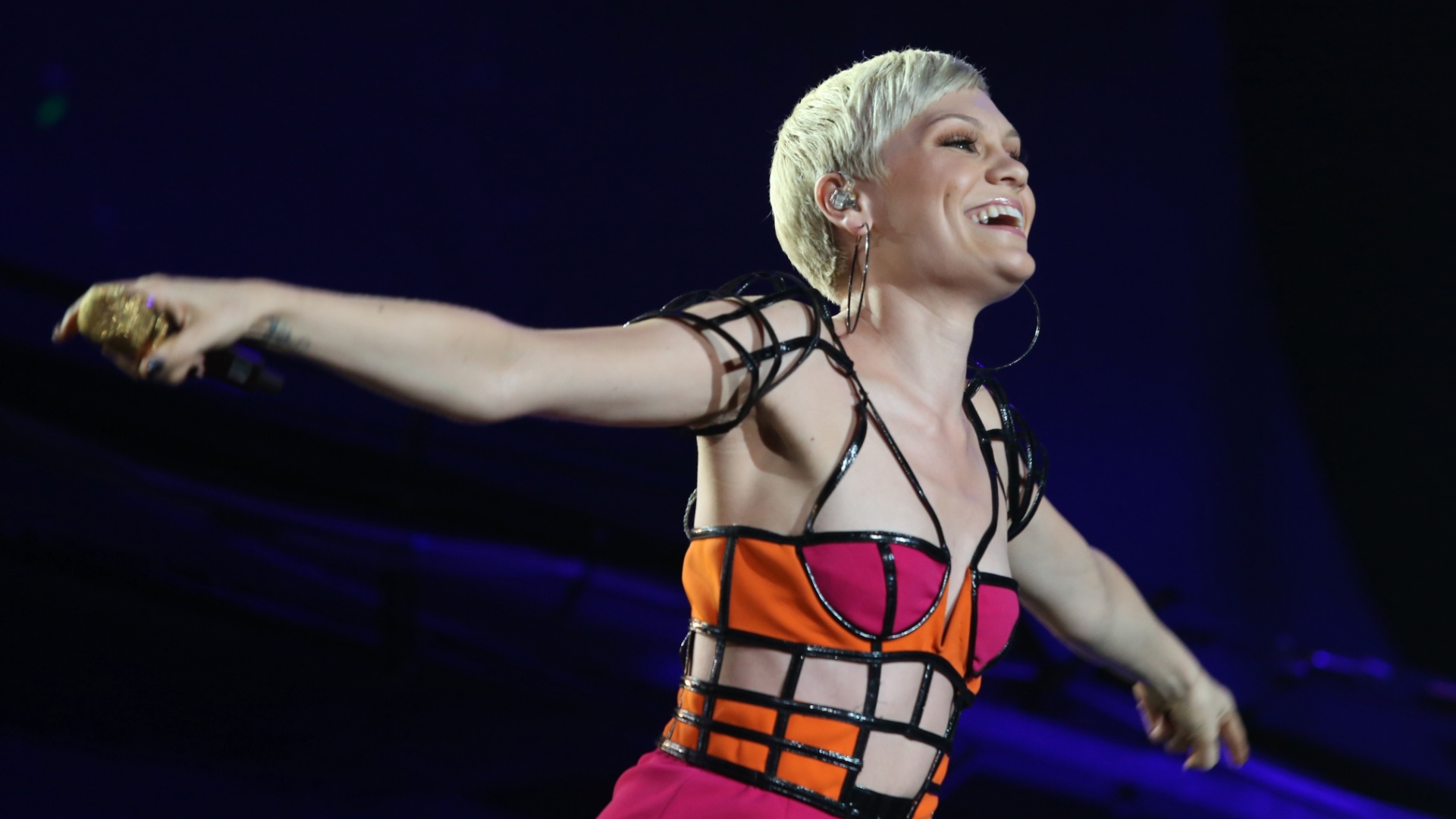 15.set.2013 - Ovacionada pelos seus fãs, a britânica Jessie J fez sua estreia no Brasil, na terceira noite do Rock In Rio 2013 - Marco Antônio Teixeira/UOL