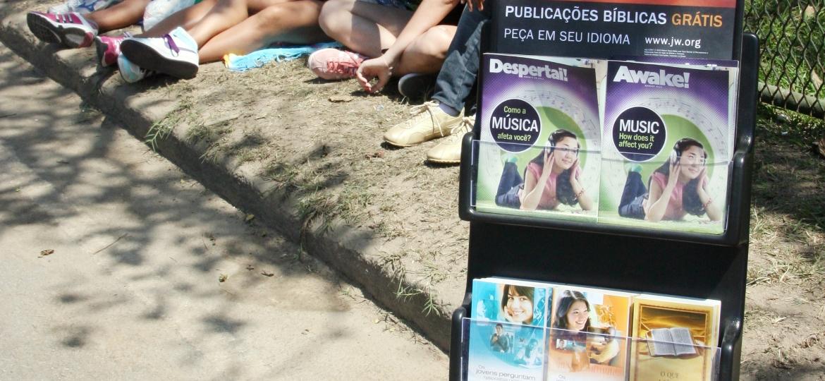 Testemunhas de Jeová distribuem folhetos bíblicos no Lollapalooza em 2013 - Zulmair Rocha/UOL
