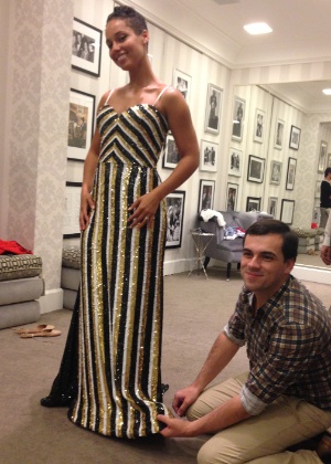 Alicia Keys experimenta vestido criado por Sandro Barros no ateliê do estilista em São Paulo