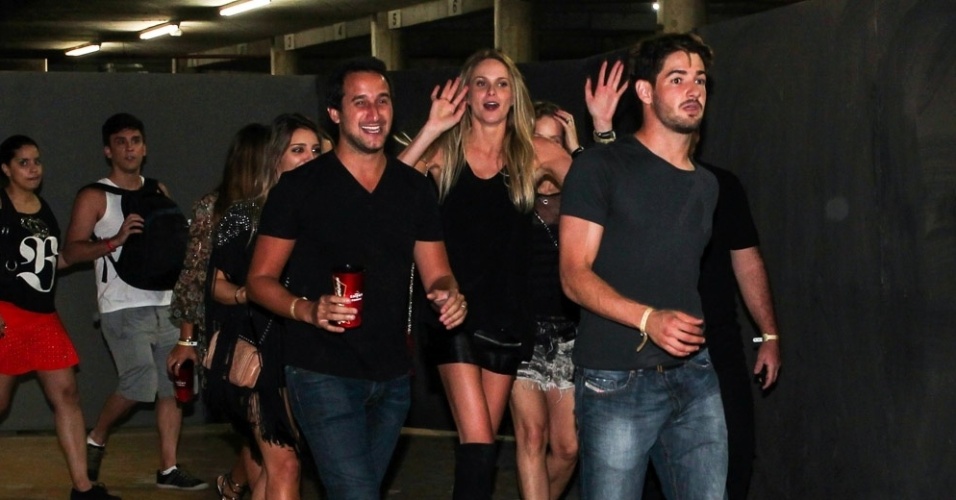 15.set.2013 - Alexandre Pato deixa o show de Beyoncé com amigo e muitas mulheres. Entre elas, a sua nova namorada, a mineira Sophia Mattar