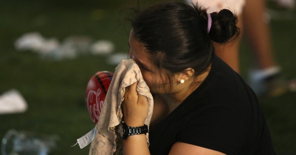 15.set.2013 - Fãs choram e ficam comovidas durante a apresentação do astro pop Justin Timberlake no Palco Mundo durante o terceiro dia do Rock in Rio 2013 - Marco Antonio Teixeira/UOL