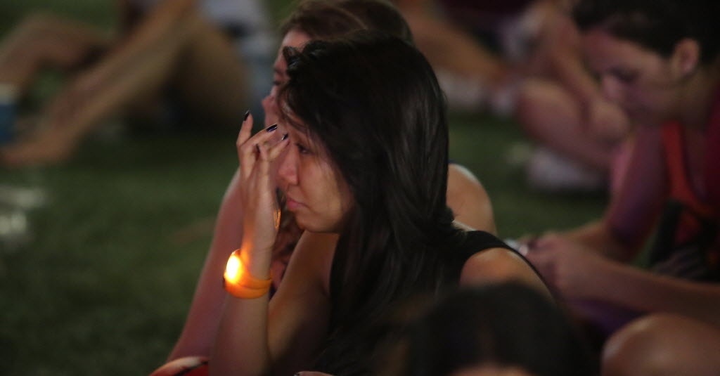 15.set.2013 - Fãs choram e ficam comovidas durante a apresentação do astro pop Justin Timberlake no Palco Mundo durante o terceiro dia do Rock in Rio 2013 - Marco Antonio Teixeira/UOL
