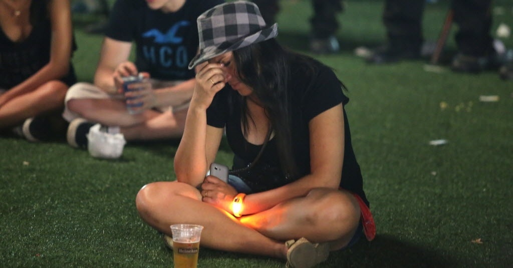 15.set.2013 - Fãs choram e ficam comovidas durante a apresentação do astro pop Justin Timberlake no Palco Mundo durante o terceiro dia do Rock in Rio 2013 - Marco Antonio Teixeira/UOL