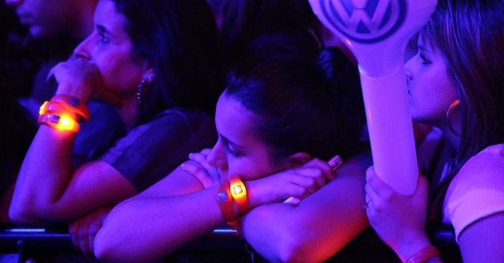 15.set.2013 - Fãs choram e ficam comovidas durante a apresentação do astro pop Justin Timberlake no Palco Mundo durante o terceiro dia do Rock in Rio 2013 - Marco Antonio Teixeira/UOL