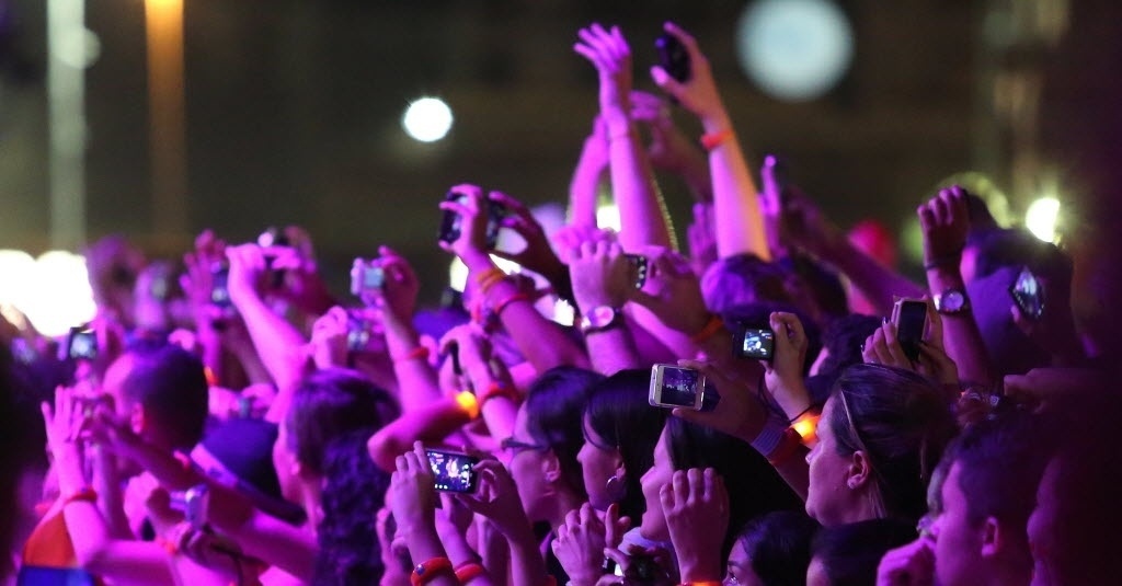 15.set.2013 - Fãs choram e ficam comovidas durante a apresentação do astro pop Justin Timberlake no Palco Mundo durante o terceiro dia do Rock in Rio 2013 - Marco Antonio Teixeira/UOL