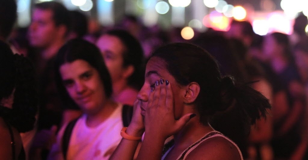 15.set.2013 - Fãs choram e ficam comovidas durante a apresentação do astro pop Justin Timberlake no Palco Mundo durante o terceiro dia do Rock in Rio 2013 - Marco Antonio Teixeira/UOL