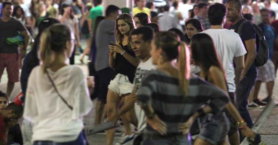 15.set.2013 - Sasha (de regata preta) curte o Rock in Rio com três amigas e passa despercebida no meio da multidão. A filha da Xuxa tinha apenas um segurança acomapanhando-a