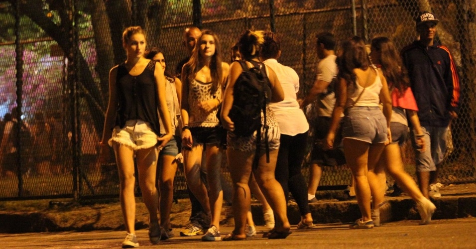 15.set.2013 - Sasha (de regata preta) curte o Rock in Rio com três amigas e passa despercebida no meio da multidão. A filha da Xuxa tinha apenas um segurança acomapanhando-a
