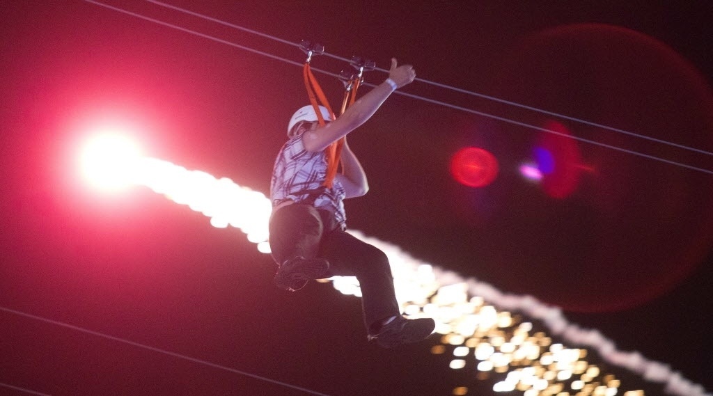 15.set.2013- Tirolesa pára deixando usuário preso durante passeio no Rock in Rio - Fernando Maia/UOL