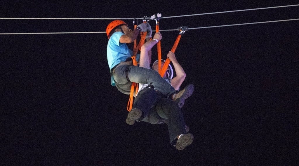 15.set.2013- Tirolesa pára deixando usuário preso durante passeio no Rock in Rio - Fernando Maia/UOL