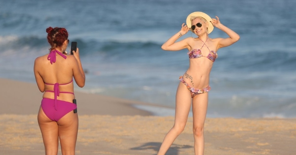 16.set.2013 - No dia seguinte à sua apresentação no Rock in Rio, Jessie J aproveita um dia de praia no Leblon, zona sul do Rio. A Cantora parou para tirar fotos e foi tietada por fãs