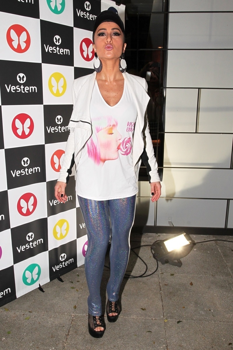16.set.2013 - De legging brilhosa, Sabrina Sato participa de evento de uma marca de roupas em São Paulo. A presença da humorista causou tumulto na entrada do restaurante japonês de seu irmão, na zona sul da cidade