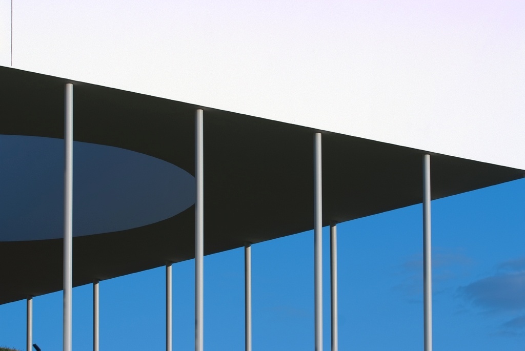 Ao se debruçar sobre a encosta, o bloco triangular perfurado integra-se à paisagem. A Casa Galeria tem sua própria arquitetura como obra de arte, cujos elementos criam jogos de luz e sombra que podem ser explorados em ângulos diversos: a partir da varanda frontal ou do grande terraço no pavimento superior, por exemplo. Arquitetura é assinada por Fernando Maculan e Mariza Machado Coelho - Fábio Del Re & Carlos Stein/ Divulgação