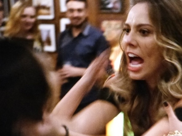 Em "Amor à Vida", Valdirene briga com Raquel no bar dos médicos