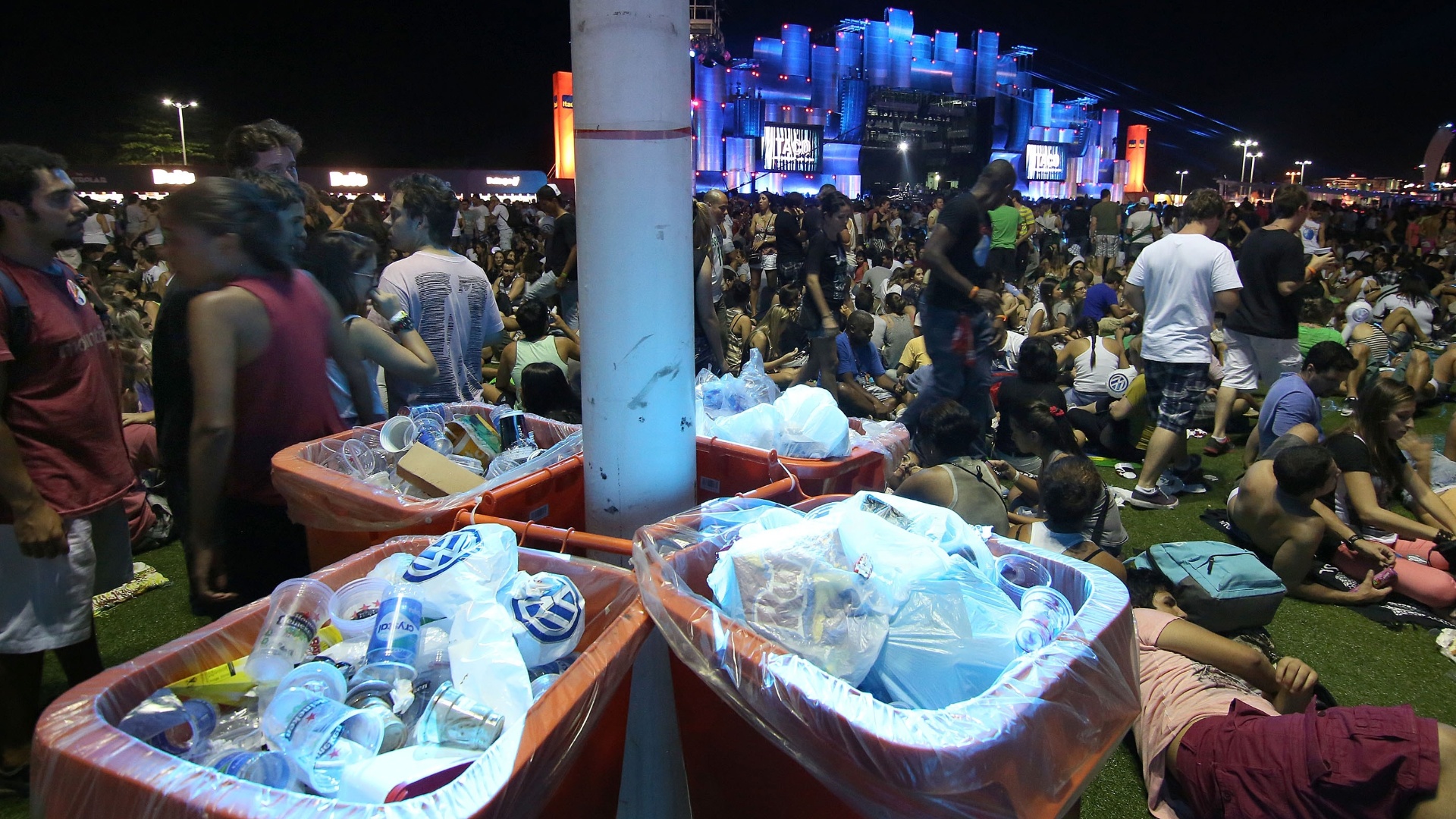 CONSCIÊNCIA AMBIENTAL:: O grande número de lixeiras instaladas no espaço todo da Cidade do Rock inibiu --um pouco-- os sujadores de plantão. Ajudou, mas no final de cada dia ainda havia muito lixo espalhado pelo chão. FINO. - Marco ANtônio Teixeira/UOL