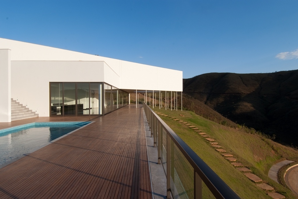 O revestimento externo da Casa Galeria é feito com argamassa mineral monocapa pigmentada, branca. Todos os vidros dos fechamentos laterais e esquadrias de alumínio - inclusive do grande guarda-corpo que circunda a piscina - foram fornecidos pela Aludesign. A arquitetura da residência é assinada pelo escritório MACh Arquitetos - Fábio Del Re & Carlos Stein/ Divulgação