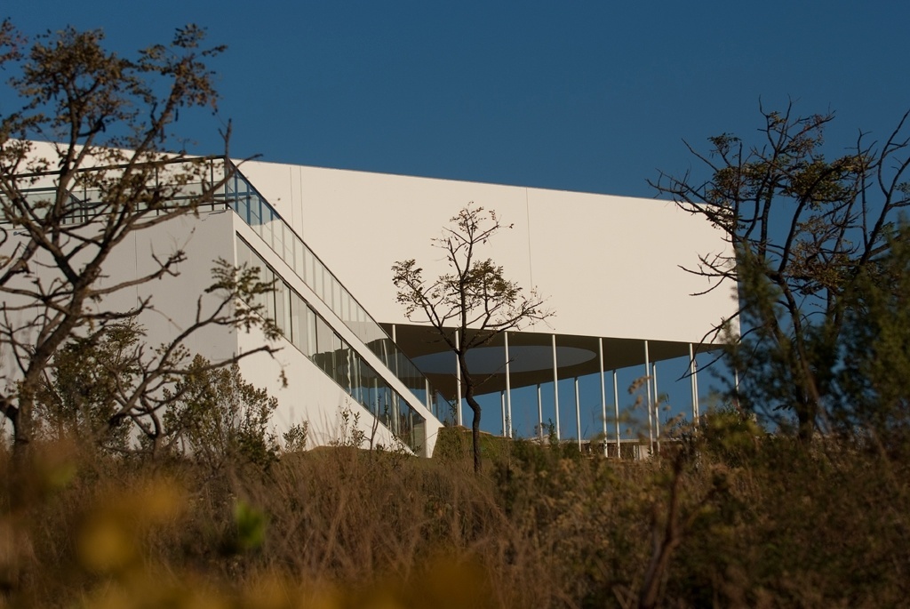 O revestimento externo da Casa Galeria é feito com argamassa mineral monocapa pigmentada, branca. Todos os vidros dos fechamentos laterais e esquadrias de alumínio - inclusive do grande guarda-corpo que circunda a piscina - foram fornecidos pela Aludesign. A arquitetura da residência é assinada pelo escritório MACh Arquitetos - Fábio Del Re & Carlos Stein/ Divulgação
