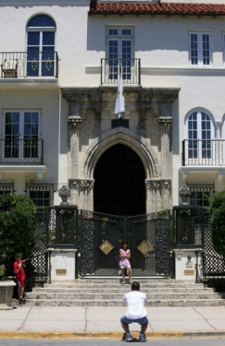 13.jul.2007 - Turista tira uma foto da Casa Casuarina, mansão que pertenceu ao estilista italiano Gianni Versace, em Miami Beach