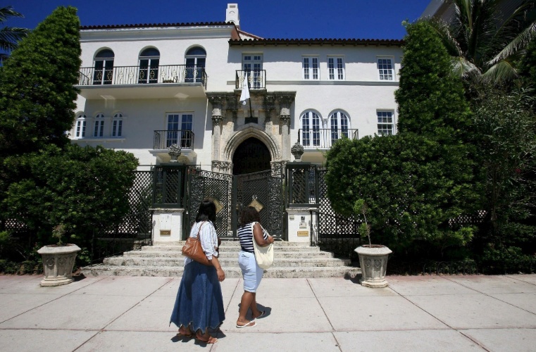 13.jul.2007 - Turistas observam a Casa Casuarina, mansão que pertenceu ao estilista italiano Gianni Versace, em Miami Beach