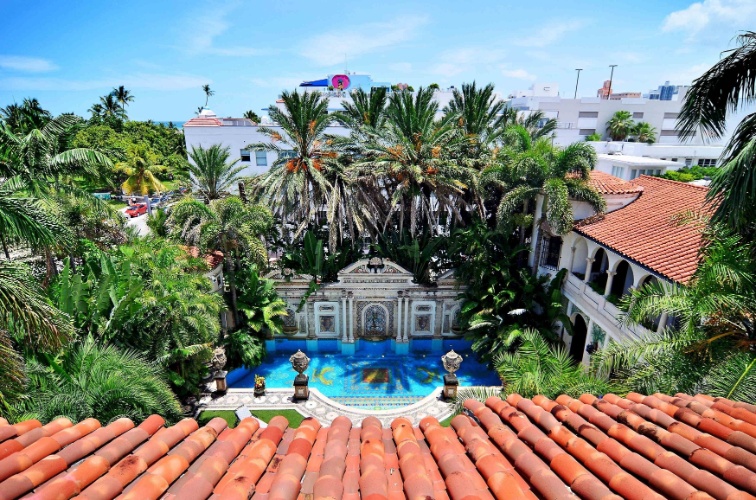 13.jul.2013 - Vista do alto da área da piscina da mansão que pertencia ao estilista italiano Gianni Versace, em Miami Beach
