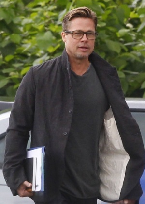 Brad Pitt exibe novo corte de cabelo enquanto caminha no set de seu novo filme, "Fury", na Inglaterra - FameFlynet UK/The Grosby Group