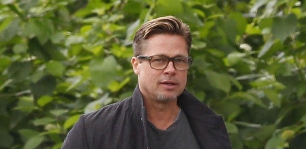 14.set.2013 - Brad Pitt exibe novo corte de cabelo enquanto caminha no set de seu novo filme, em Londres