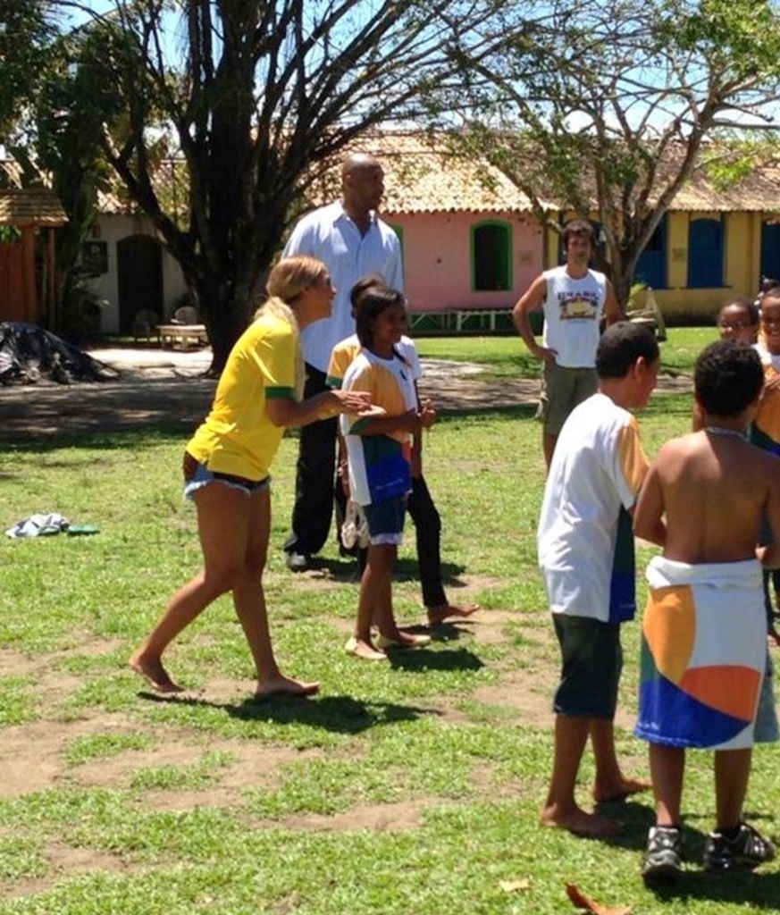 17.set.2013 - Beyoncé participa de partida de futebol com crianças em Trancoso, BA