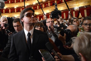 17.set.2013 - Diretor artístico do Balé Bolshow, Sergei Filin (ao centro), fala com a imprensa no Teatro Bolshoi, em Moscou - AFP PHOTO / VASILY MAXIMOV